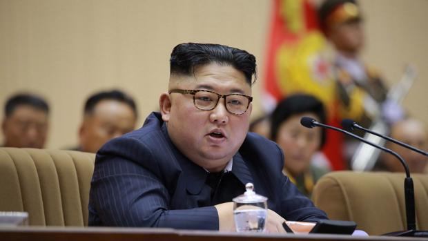El líder norcoreano, Kim Jong-un, da un discurso este miércoles durante la celebración de la quinta reunión de líderes de compañía e instructores políticos del Ejército Popular norcoreano en Piongyang