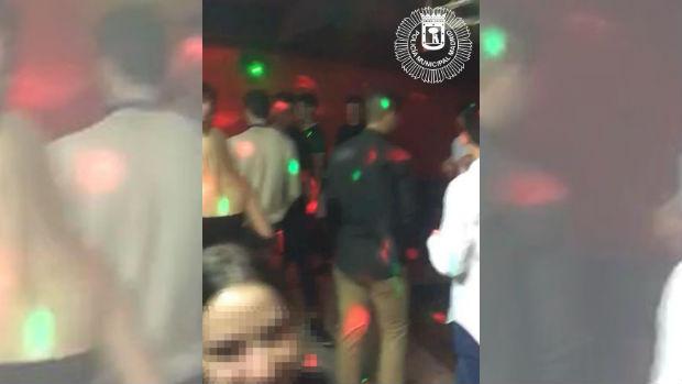 Imagen de los menores en la fiesta del local precintado