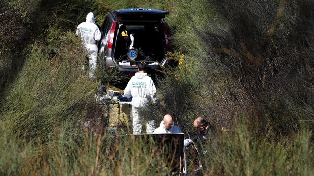 Investigadores en el lugar en el que apareció el cuerpo