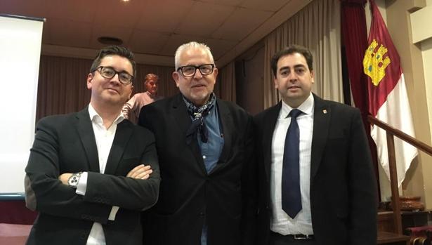 Antonio Lázaro, en el centro, tras la presentación de la guía