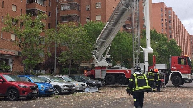 Bomberos trabajando en el edificio