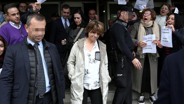 La ministra sale del palacio de Justicia en medio de funcionarios y abogados del Turno de Oficio