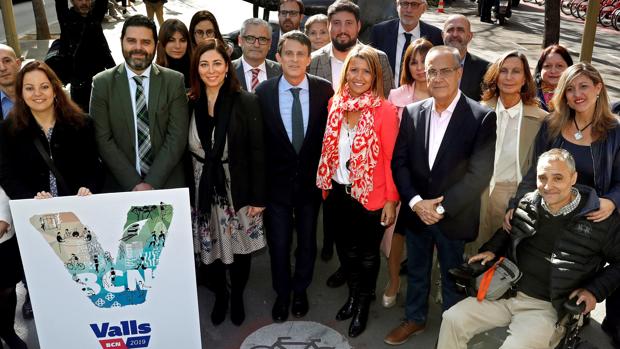 El candidato a la alcaldía de Barcelona Manuel Valls posa junto al resto de miembros de su candidatura
