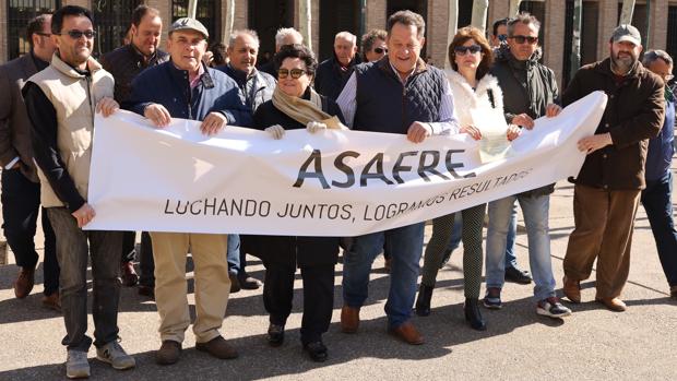 Representantes de la Asociación de Afectados por las Riadas del Ebro (Asafre) se concentrron ante la sede del Gobierno aragonés para denunciar su situación