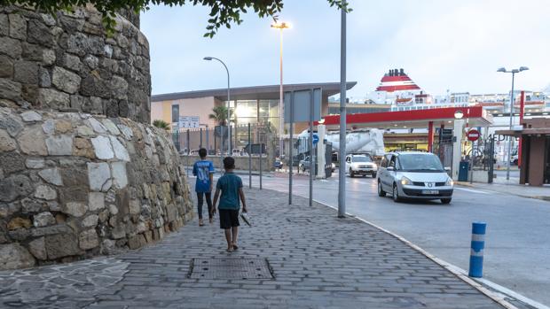 Menas que duermen en los alrededores del puerto de la Ciudad de Melilla