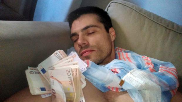 Albert C. cubierto de billetes en una de las fotos que mandó a sus amantes