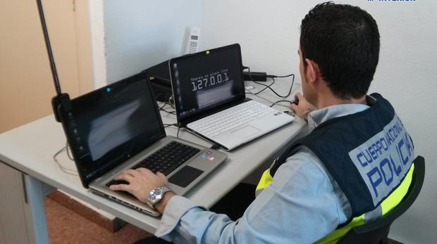 Un agente del departamento de Delitos Tecnológicos en la comisaría de Toledo