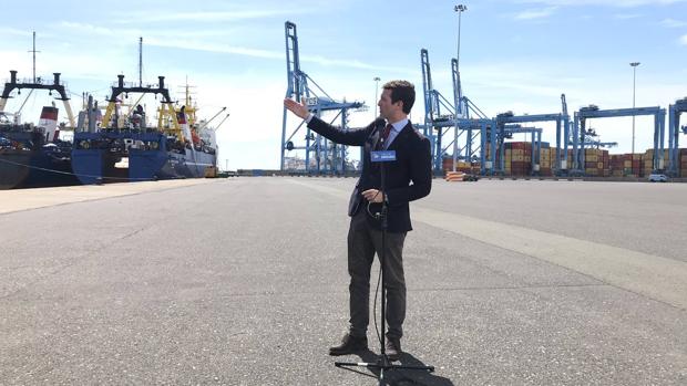 Casado este lunes en el puerto de Las Palmas en una foto del candidato canario al Senado Sergio Ramos en Twitter