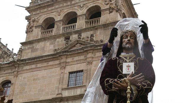 Una talla es protegida durante la Procesión General en Salamanca, en una imagen de archivo