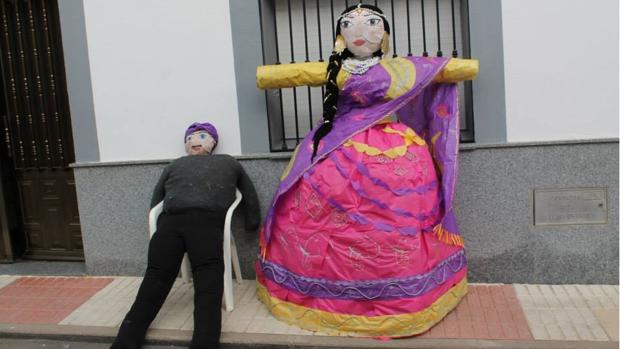 Los vecinos exponen a Judas y a las muñecas que posteriormente serán quemados