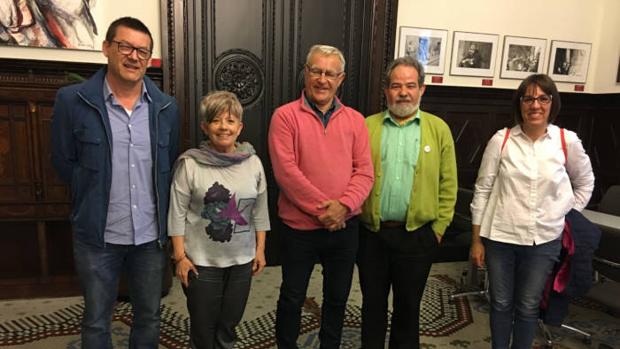 Imagen de Joan Ribó junto a la directiva de Valencia Laica difundida por la entidad este Jueves Santo