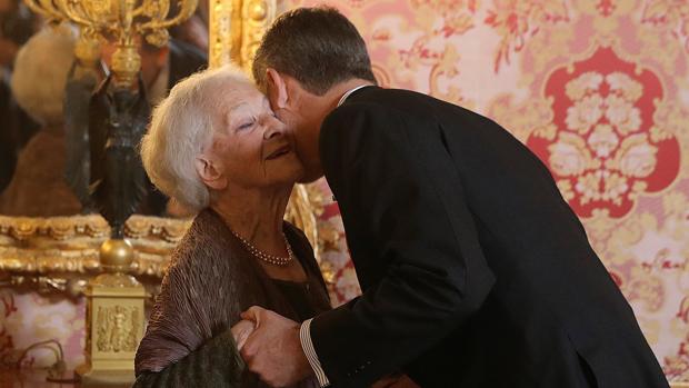 Don Felipe besa a la poeta uruguaya Ida Vitale, premio Cervantes, en el almuerzo ofrecido este miércoles al mundo de las Letras en el Palacio Real