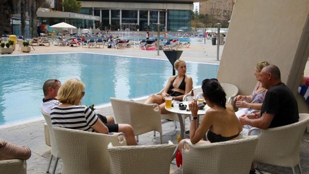 Turistas en la terraza del Gran Hotel Bali de Benidorm