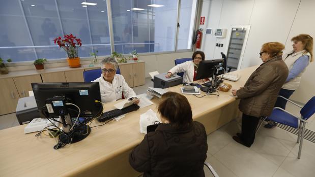 Usuarios de un centro de salud en el mostrador de citas