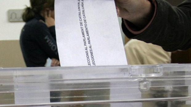 Una mesa electoral en unas elecciones anteriores al Parlamento de Cataluña