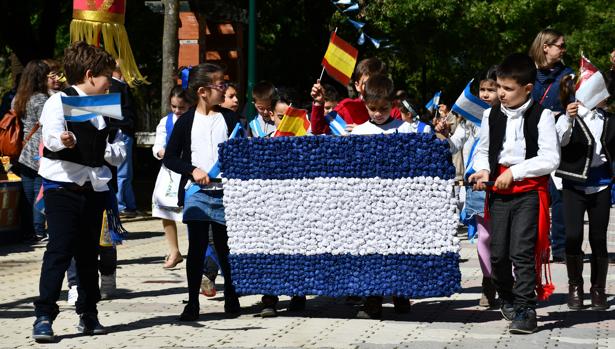 Un grupo de niños portó una bandera de Talavera de la Reina