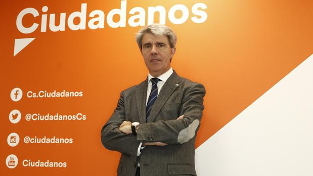 Ángel Garrido, posando ante un cartel de su nueva formación, Ciudadanos, el 26 de abril