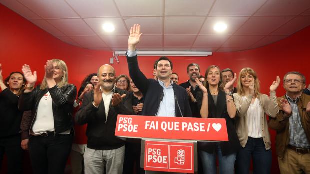 Gonzalo Caballero, secretario general del PSdeG, esta noche en la sede de los socialsitas gallegos