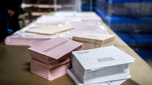 Imagen con los sobres de las candidaturas de las elecciones de la Comunidad Valenciana
