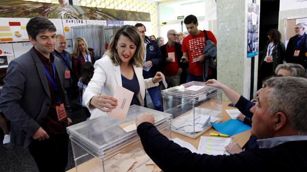 Yolanda Díaz, diputada electa por Pontevedra, acudió a votar acompañada por el alcalde de Ferrol