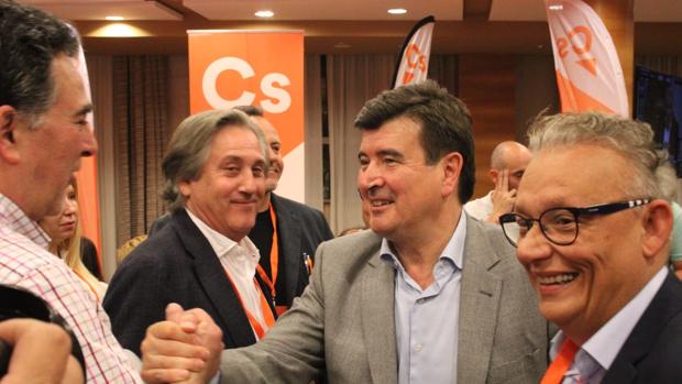 Fernando Giner, portavoz municipal de Ciudadanos, celebrando los resultados de las elecciones