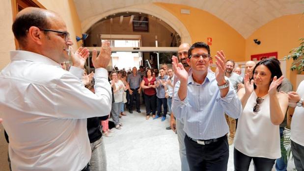 Jorge Rodríguez aplaudido en el Ayuntamiento de Ontinyent al regresar tras su detención