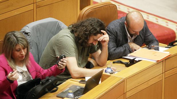 Luís Villares, Antón Sánchez y Carmen Santos, este lunes, cabizbajos durante el Pleno