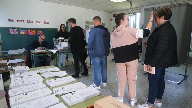 Electores, el pasado 28-A, en una mesa electoral de Santiago
