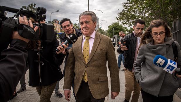 José María Corbín, este jueves en la Ciudad de la Justicia de Valencia, junto a su hija, Rita Corbín Barberá