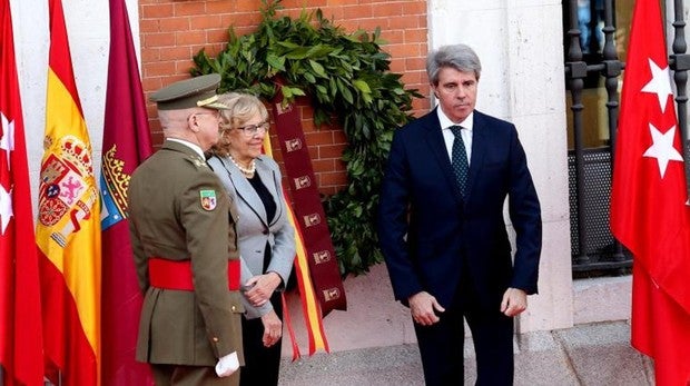 El entonces presidente en funciones, Ángel Garrido, junto a Manuela Carmena en los actos del Dos de Mayo de 2018