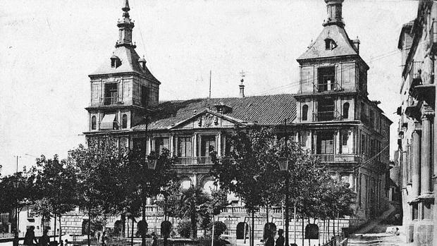 Plaza del Ayuntamiento, desde donde el 24 de abril de 1914 partió la multitudinaria marcha pidiendo el indulto (Foto, Colección de Postales, Archivo Municipal de Toledo