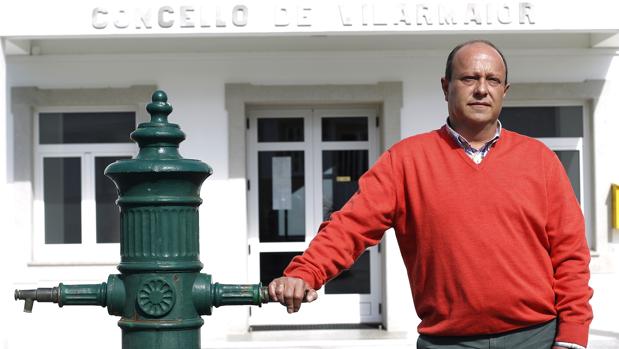 Carlos Vázquez, alcalde de Vilarmaior, frente a la Casa Consistorial