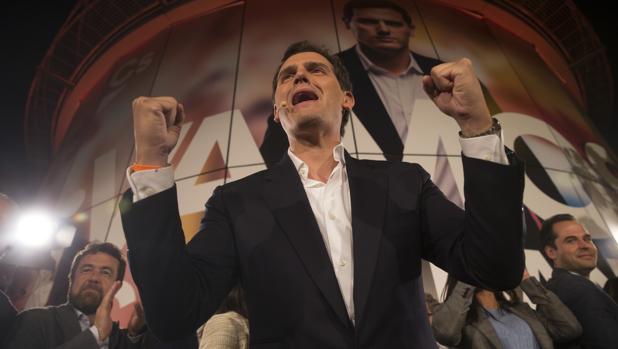 Albert Rivera celebra su victoria la noche electoral