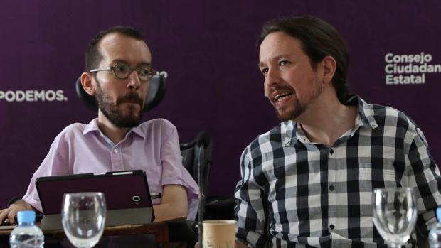 El secretario general de Podemos, Pablo Iglesias (d), junto al secretario de organización del partido, Pablo Echenique (i), durante el Consejo Ciudadano Estatal (CEE