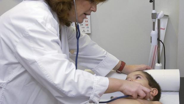 Una pediatra, durante una consulta con un menor