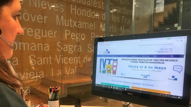 Una empleada de Suma consulta la web del organismo con la información sobre el periodo de pago voluntario del impuesto de vehículos