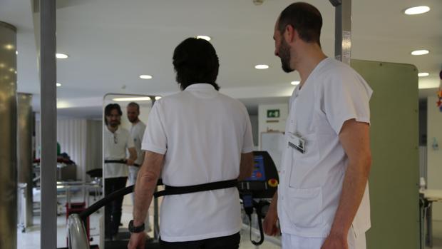 Un paciente se recupera de un ictus en la unidad de Neurorrehabilitación