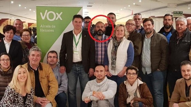 Jorge Bonito, en el centro de la imagen, rodeado de sus compañeros de partido en Alcalá de Henares