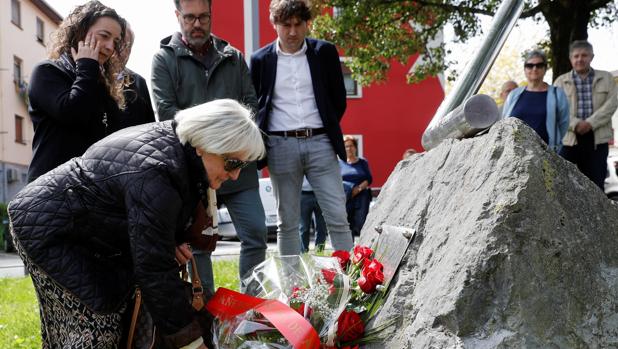 La viuda del columnista José Luis López de Lacalle, Mari Paz Artolazabal participó ayer en Andoain (Guipúzcoa), en una ofrenda floral al cumplirse 19 años de su asesinato por parte de ETA