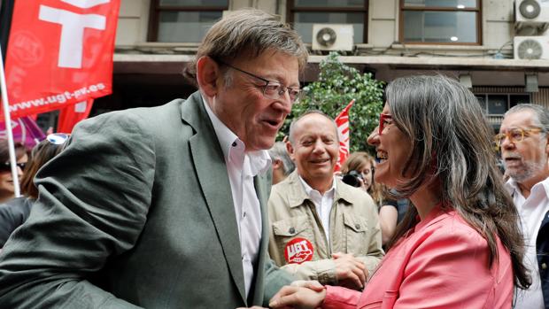 Ximo Puig y Mónica Oltra, durante la manifestación del 1 de mayo, el primer encuentro público entre ambos tras las elecciones
