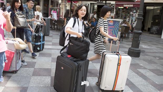 Turistas japoneses en el centro de Madrid