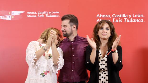 El candidato del PSOE a la Presidencia de la Junta, Luis Tudanca, en el acto electoral celebrado en Medina del Campo junto a la cabeza de lista a las Cortes por Valladolid, Patricia Gómez, y la alcaldesa y candidata a la reelección de Medina del Campo, Teresa López