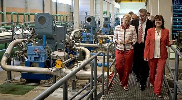 Cristina Narbona (derecha), en la inauguración de la desaladora de Carboneras, el 15 de julio de 2005