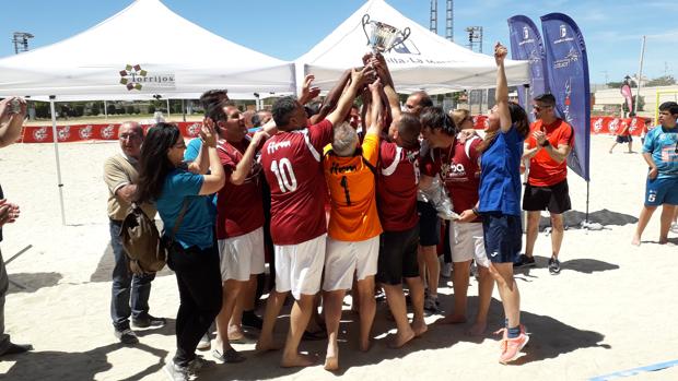 El equipo campeón levanta el trofeo