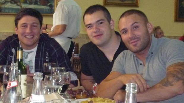 Garvi Pinilla, en el centro, junto al Niño Sáez y El Troll