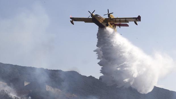 Tres medios aéreos están interviniendo en la extinción del incendio