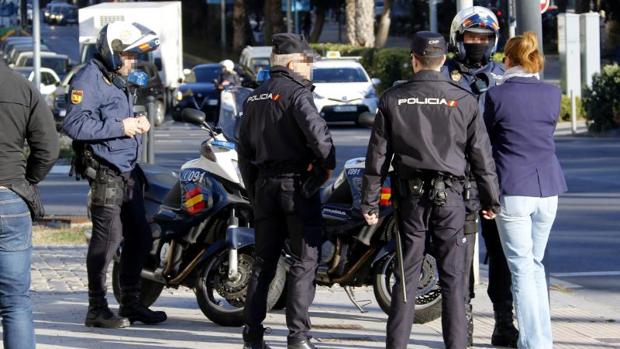 Agentes de la Policía Nacional hablando con una mujer