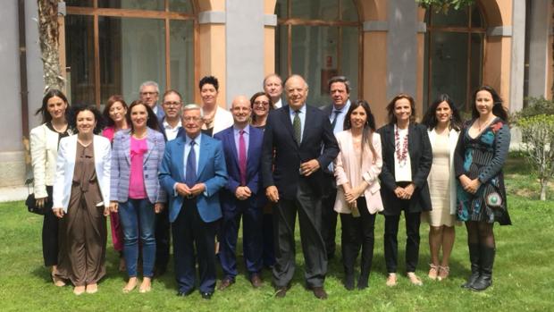 Miembros de la Academia con Rafael Ansón y Carlos Falcó