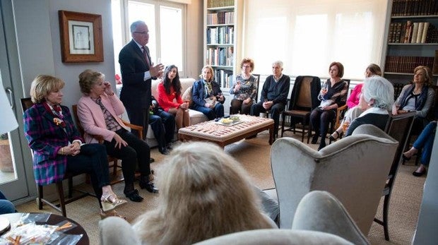 Josep Bou en casa de unos vecinos de Barcelona