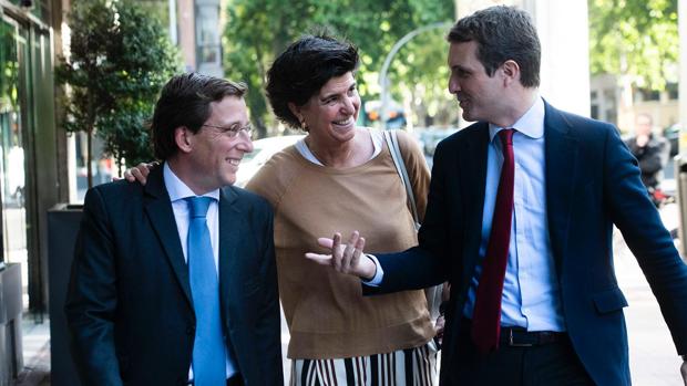 María San Gil, entre José Luis Martínez Almeida y Pablo Casado, hoy en Madrid